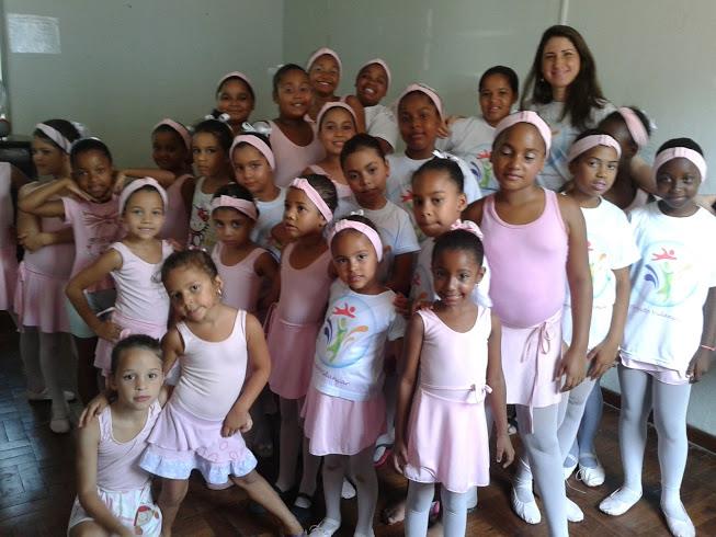 Ellen Serra e as crianças do Projeto Vidançar - 2012